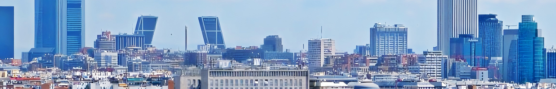 Panorámica de la ciudad de Madrid, área de cobertura para servicios de desatascos, limpieza de tuberías, mantenimiento de alcantarillado y pocería profesional.