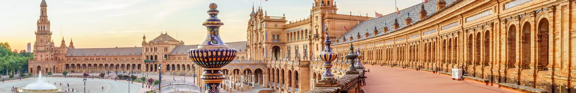 Vista panorámica de la Plaza de España en Sevilla, ciudad con cobertura completa de servicios de desatascos, limpieza de tuberías y mantenimiento de redes de saneamiento.