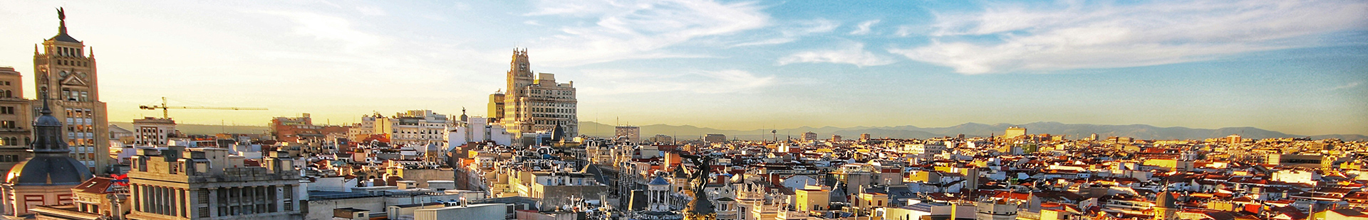 Vista panorámica de la provincia de Madrid al atardecer, zona de cobertura para servicios urgentes y programados de desatascos, limpieza de fosas sépticas y mantenimiento de redes de saneamiento.