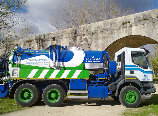 Técnico de Arzam inspeccionando el estado de tuberías mediante cámaras en tiempo real, servicio avanzado de diagnóstico y mantenimiento de alcantarillado.