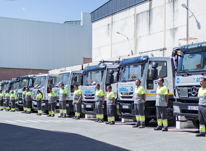 Flota de camiones cuba de Conlima alineados con su equipo de operarios, especialistas en desatascos, limpieza de alcantarillado y mantenimiento de redes hidráulicas en Sevilla.