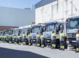 Flota de camiones cuba de Conlima alineados con su equipo de operarios, especialistas en desatascos, limpieza de alcantarillado y mantenimiento de redes hidráulicas en Sevilla.